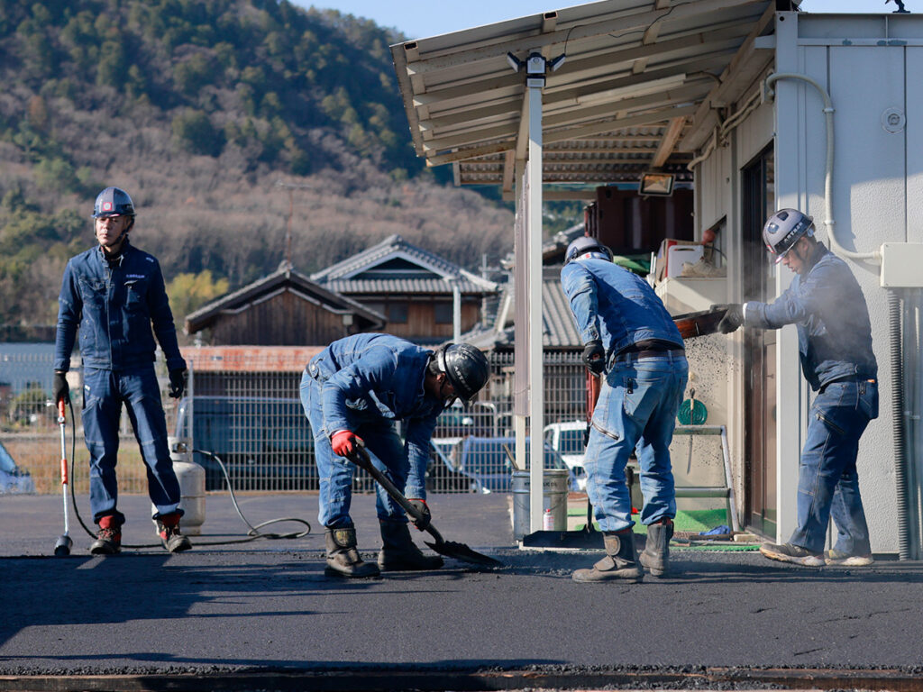 協力して作業を行うスタッフ