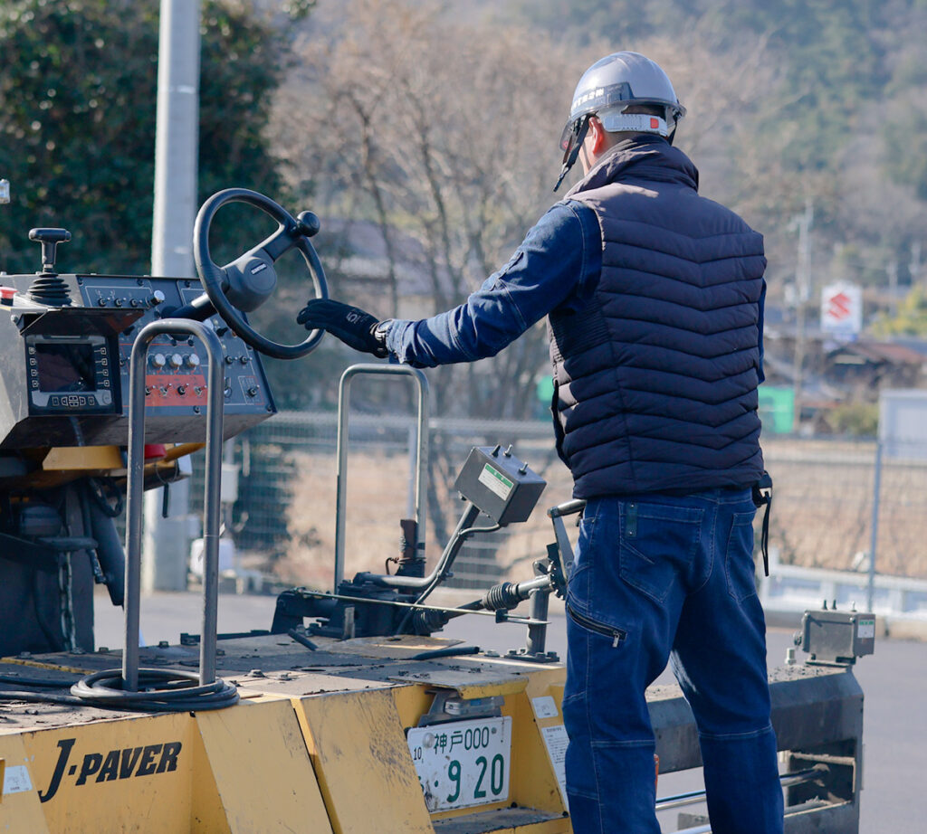 重機を運転する職人